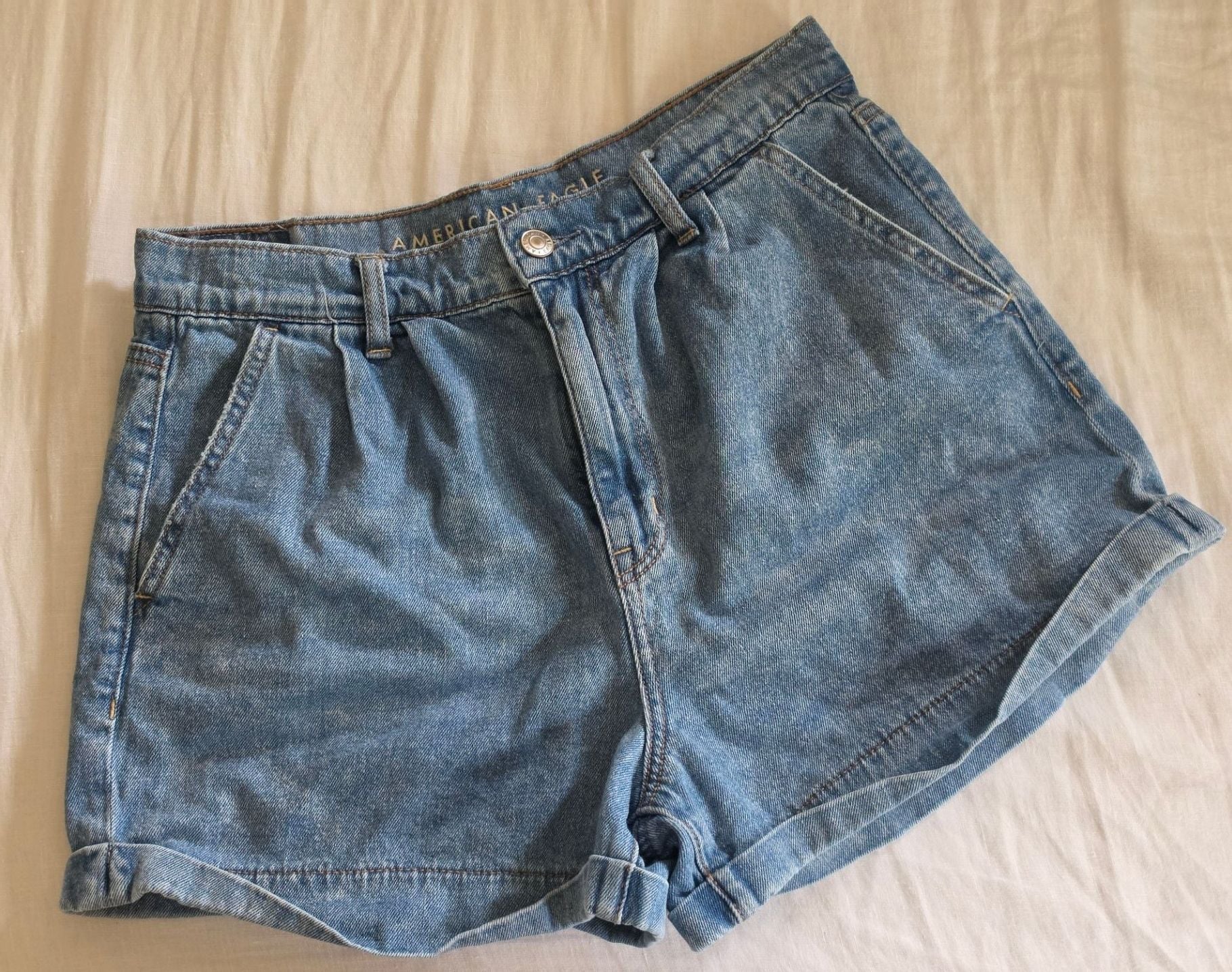 American Eagle Mom Shorts Light Wash High Rise Denim Cuffed Jean Shorts Size 8